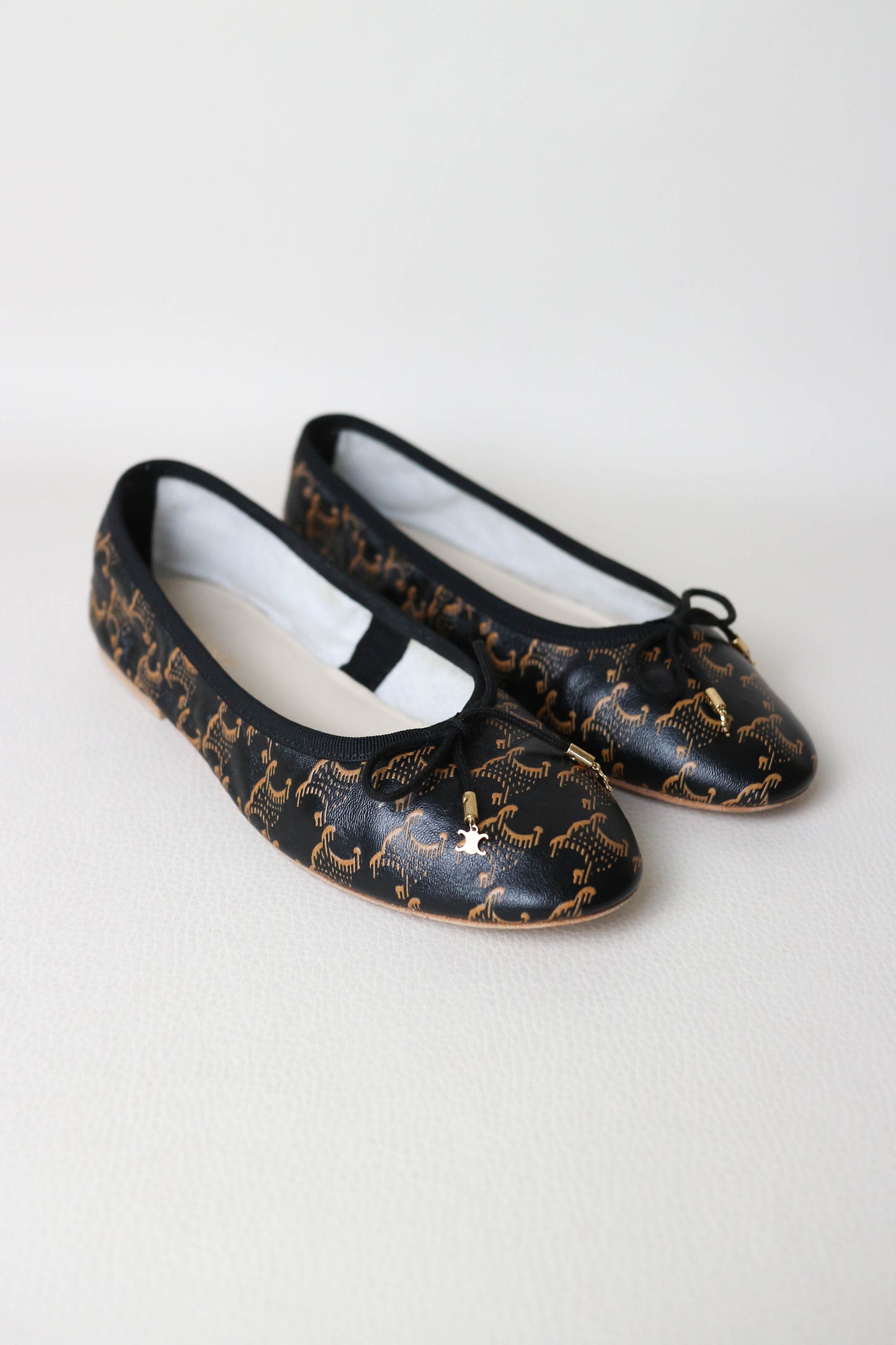 CELINE Triomphe Leather Ballerina’s